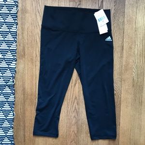 Black mid-rise capri active leggings